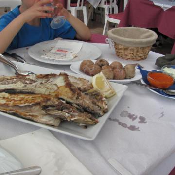 O peixe grelhado (badejo) com papas arrugadas, El Picoteo em Los Abrigos